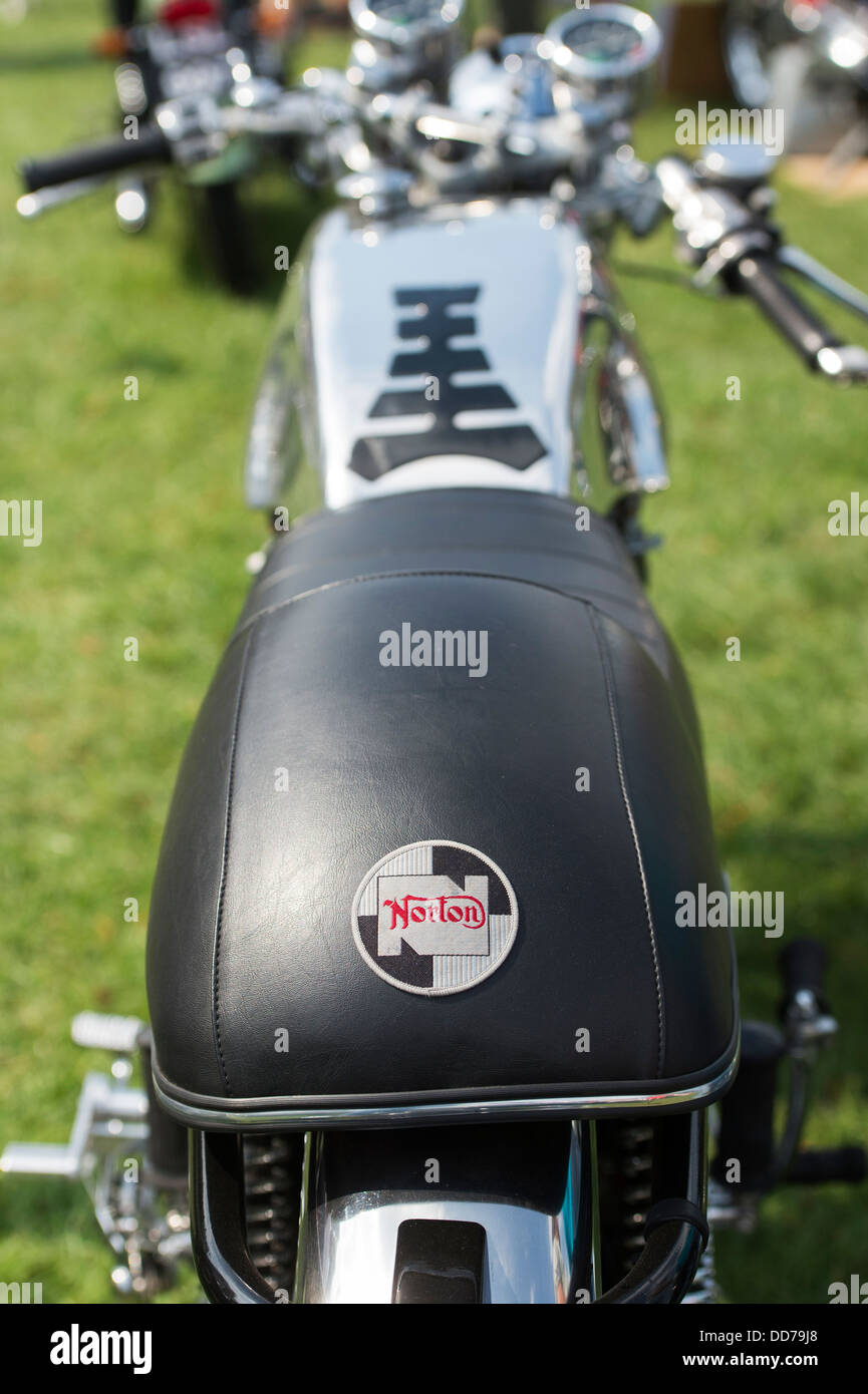 Norton Commando 750cc Café Racer Motorrad. Klassische britische Motorrad. Stockfoto