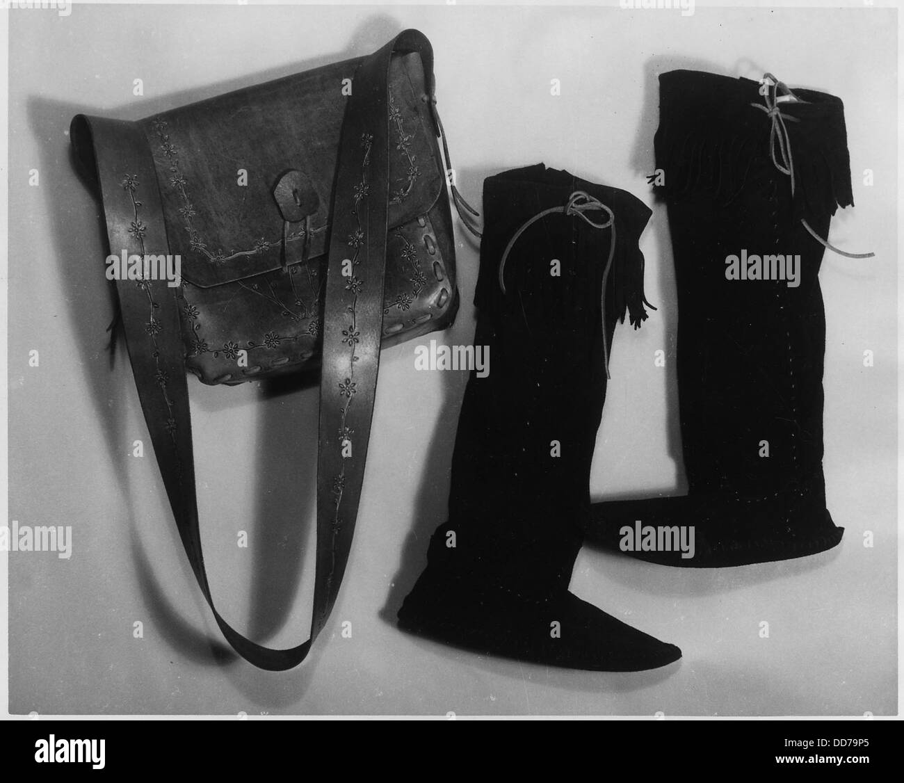 Ein Foto, das die Lederarbeiten eines Schülers der Cherokee High School zeigt und die Handwerkskunst und das Können bei der Herstellung komplizierter Lederwaren unterstreicht. Stockfoto