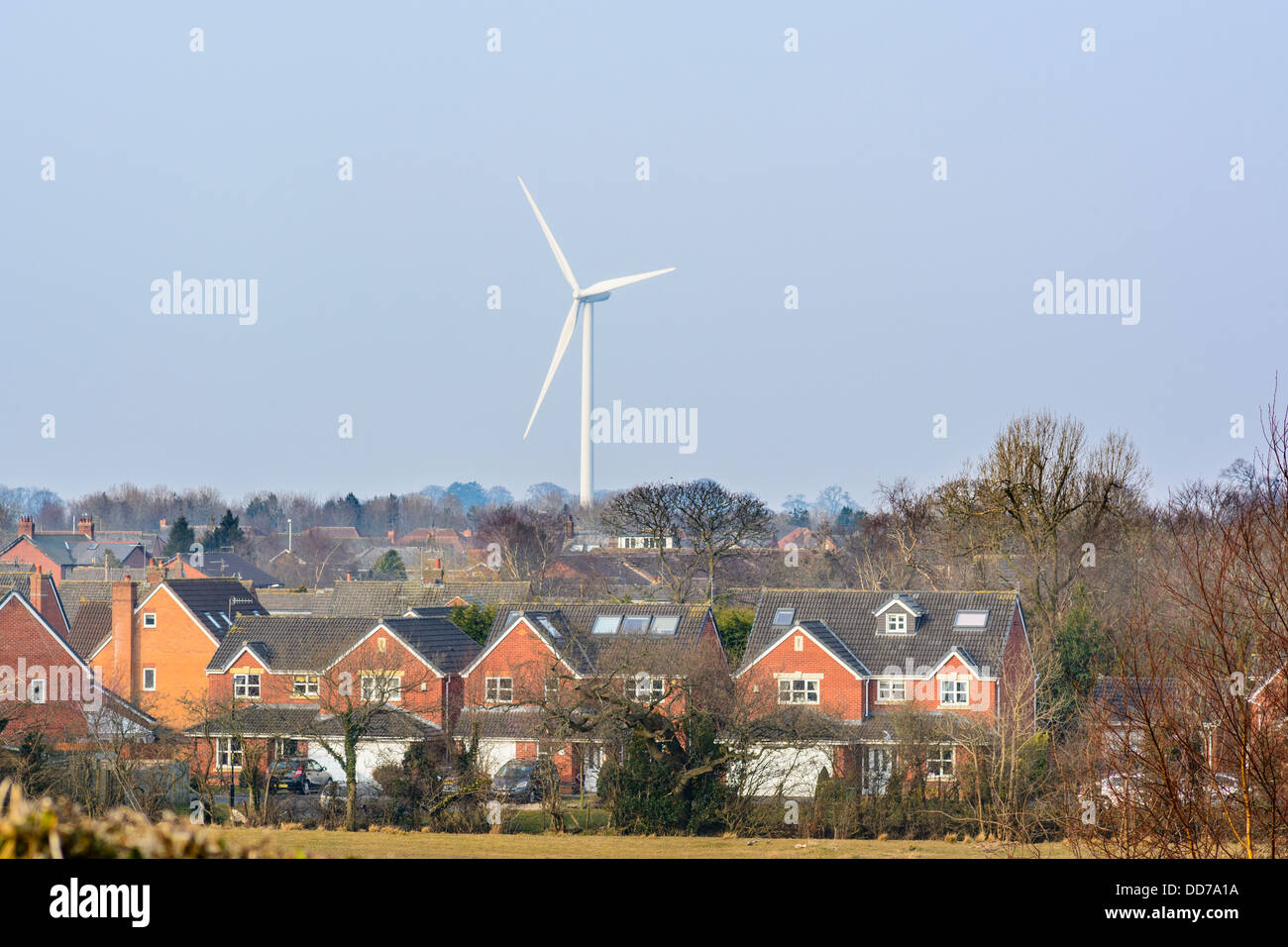 Wind-Turbine-Webstühle über Häuser in Garstang Lancashire Stockfoto