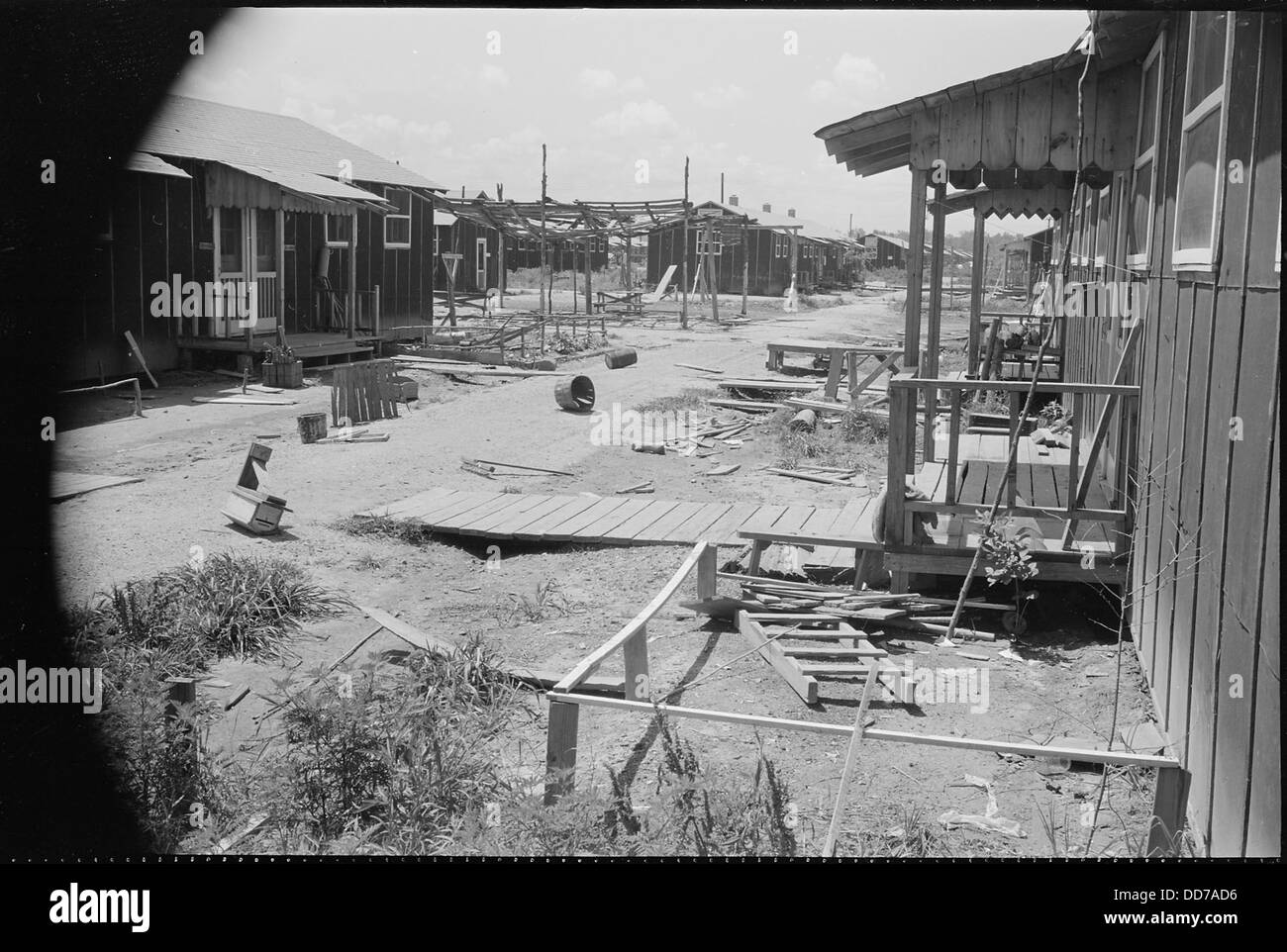 Die Schließung des Jerome Relocation Center in Denson, Arkansas, markierte das Ende des Internierungsprozesses für japanische Amerikaner während des Zweiten Weltkriegs. Dieses Foto zeigt einen evakuierten Block des Lagers. Stockfoto