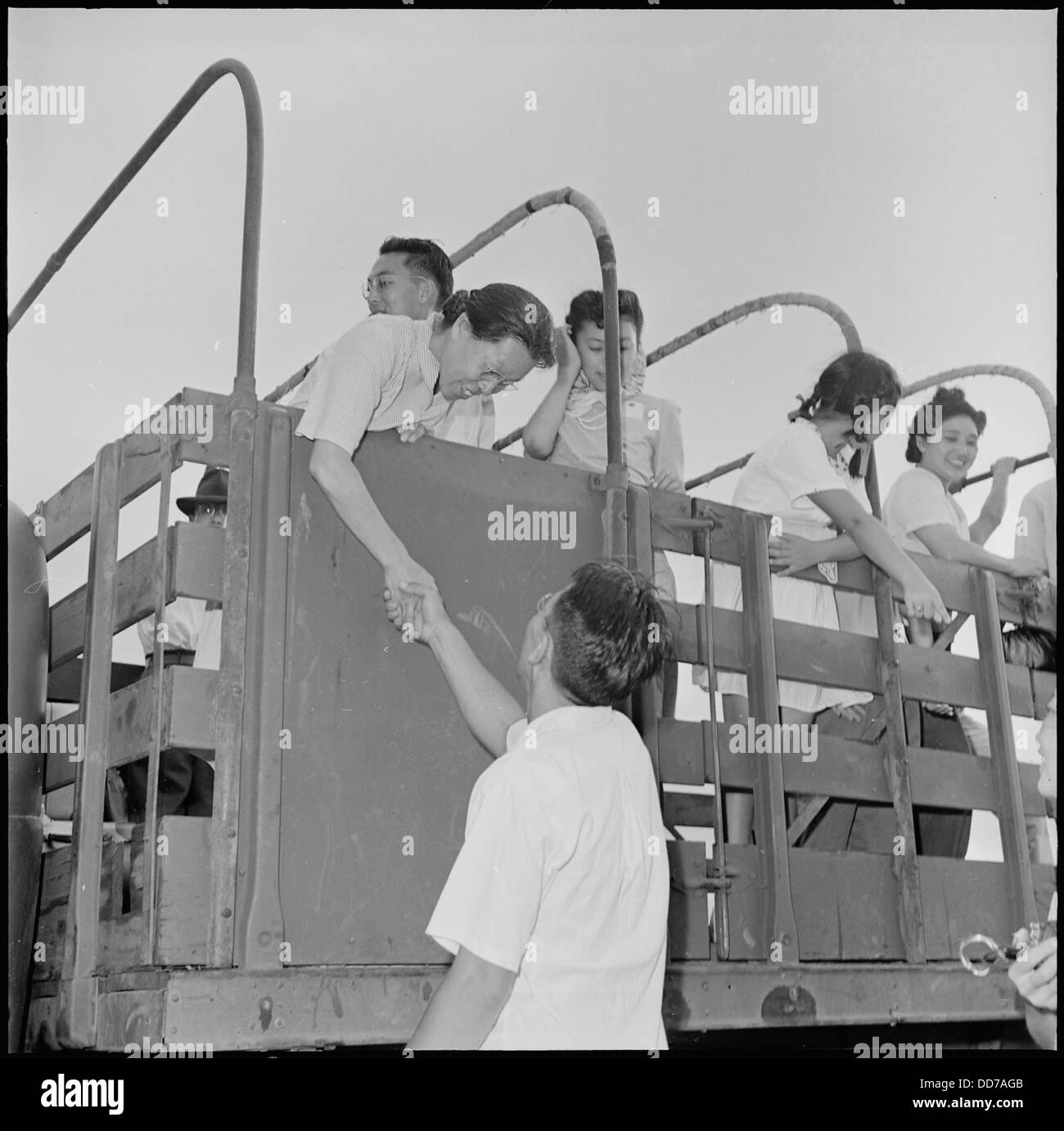 Als das Jerome Relocation Center in Arkansas geschlossen wird, verabschiedet sich eine Issei-Dame und markiert das Ende eines Internierungslagers, das während des Zweiten Weltkriegs für japanische Amerikaner genutzt wurde. Stockfoto