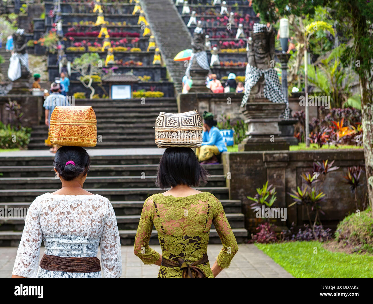 Indonesien, Frauen tragen Korb auf Kopf und Fuß in Pura Penataran Agung Tempel Stockfoto