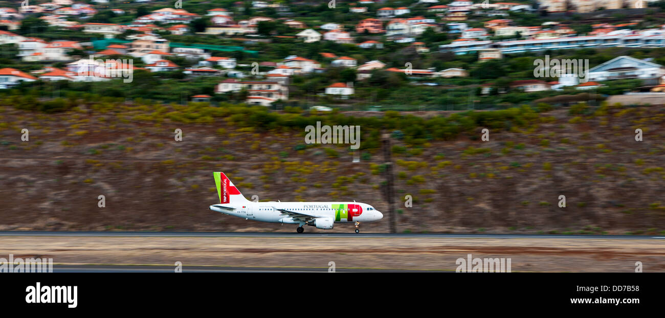 Portugal, Blick auf Flugzeuge am Flughafen Hahn Stockfoto