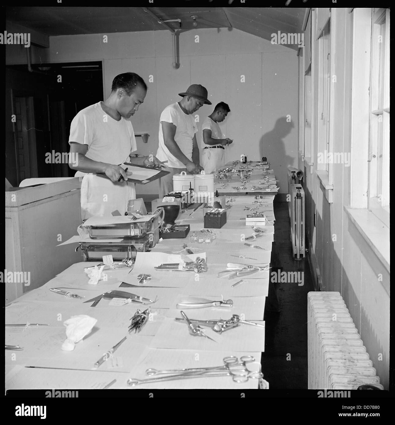 Dieses Foto zeigt die Schließung des Jerome Relocation Center in Denson, Arkansas, mit zahnärztlichen und chirurgischen Instrumenten, ein Spiegelbild der medizinischen Versorgung der Internierten während des Zweiten Weltkriegs Stockfoto