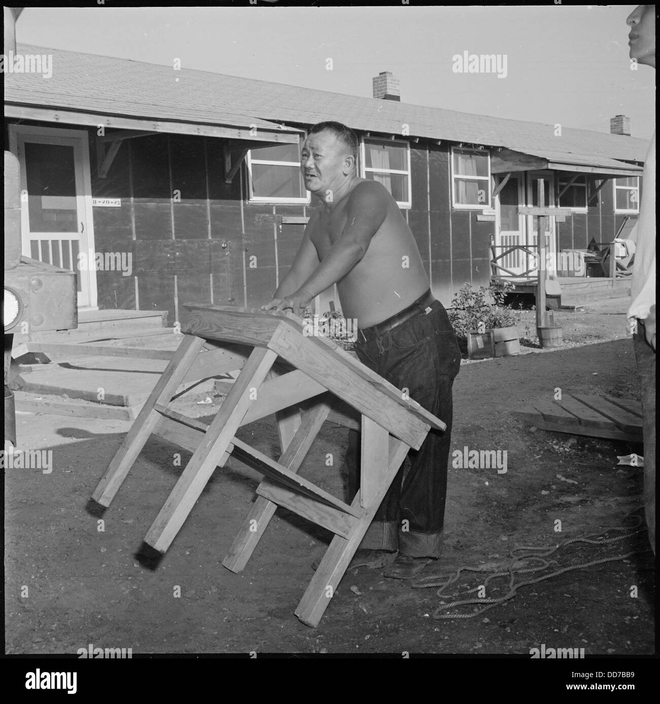 Die Schließung des Jerome Relocation Center in Denson, Arkansas, markierte das Ende des Internierungsprozesses, wobei ehemalige Internierte beim Verladen ihrer Sachen beim Umzug mitarbeiteten. Stockfoto