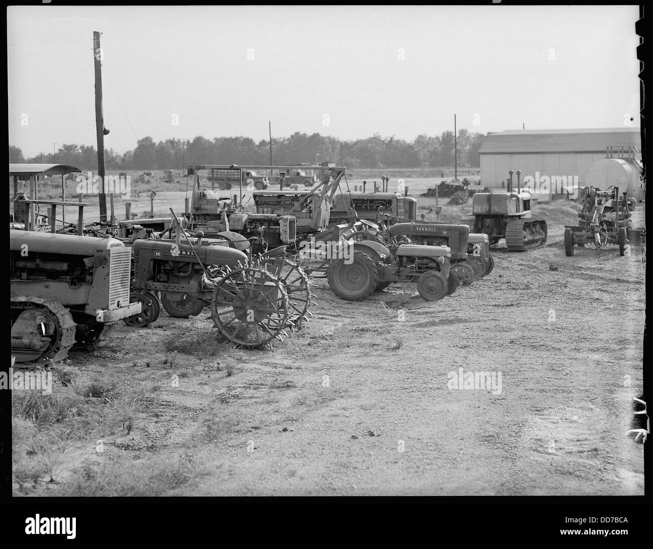 Die Schließung des Jerome Relocation Center in Denson, Arkansas, ist durch die Montage von landwirtschaftlichen Geräten gekennzeichnet, was das Ende eines Internierungslagers für Japaner während des Zweiten Weltkriegs widerspiegelt Stockfoto