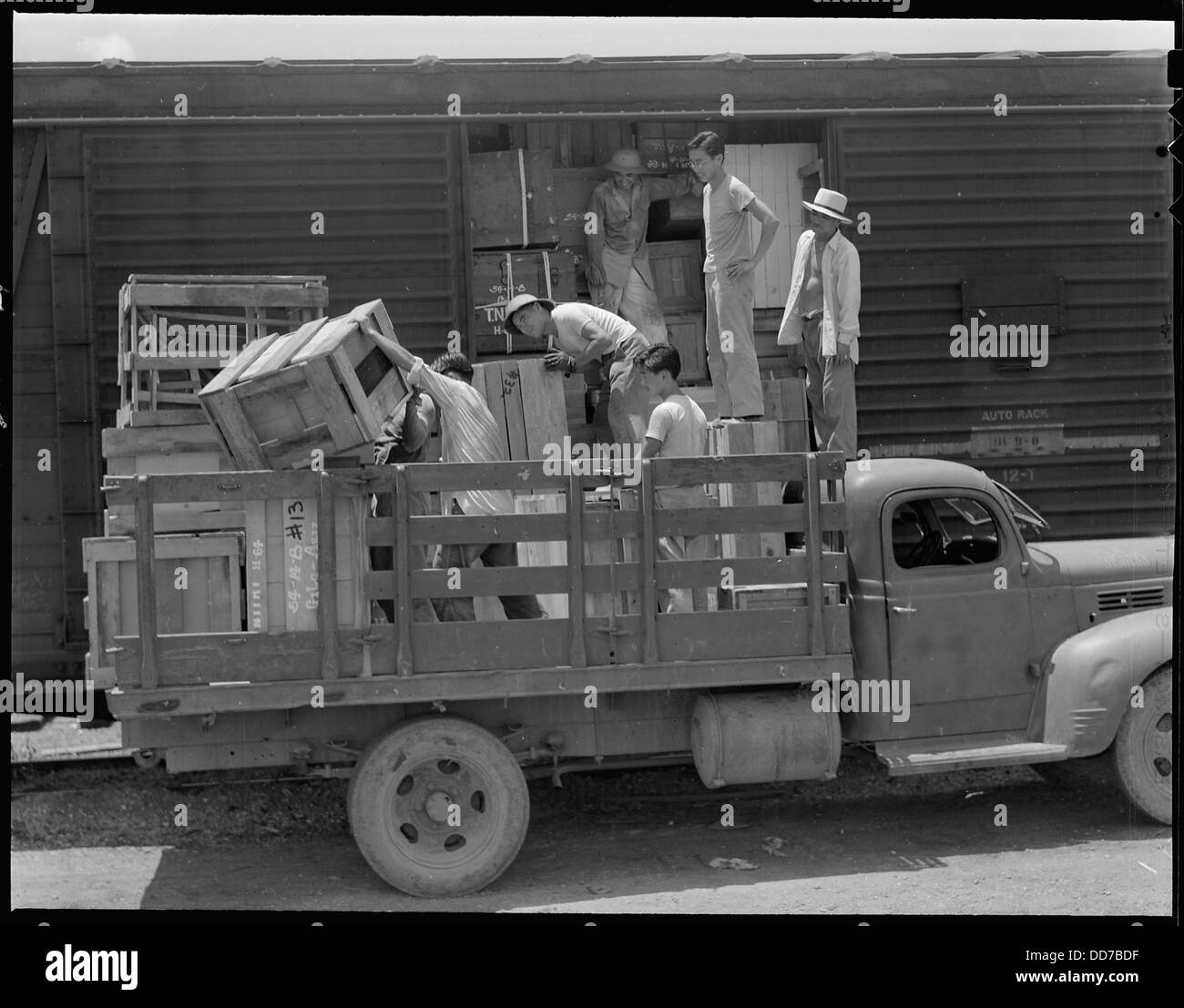 Dieses Foto zeigt die Schließung des Jerome Relocation Center in Denson, Arkansas. Das Bild zeigt die Fracht, die den Anwohnern während der Internierungslager des Zweiten Weltkriegs gehörte. Stockfoto