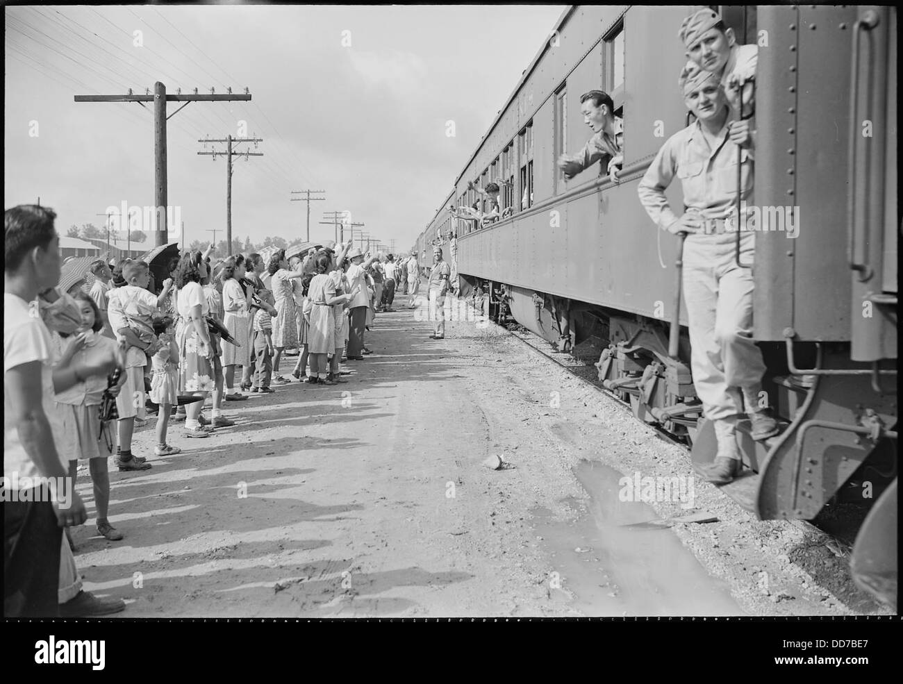 Die Schließung des Jerome Relocation Center in Denson, Arkansas, war durch die Abreise der Evakuierten am 13. Juni gekennzeichnet. Der Zug verließ während des Zweiten Weltkriegs im Rahmen der Internierung. Stockfoto