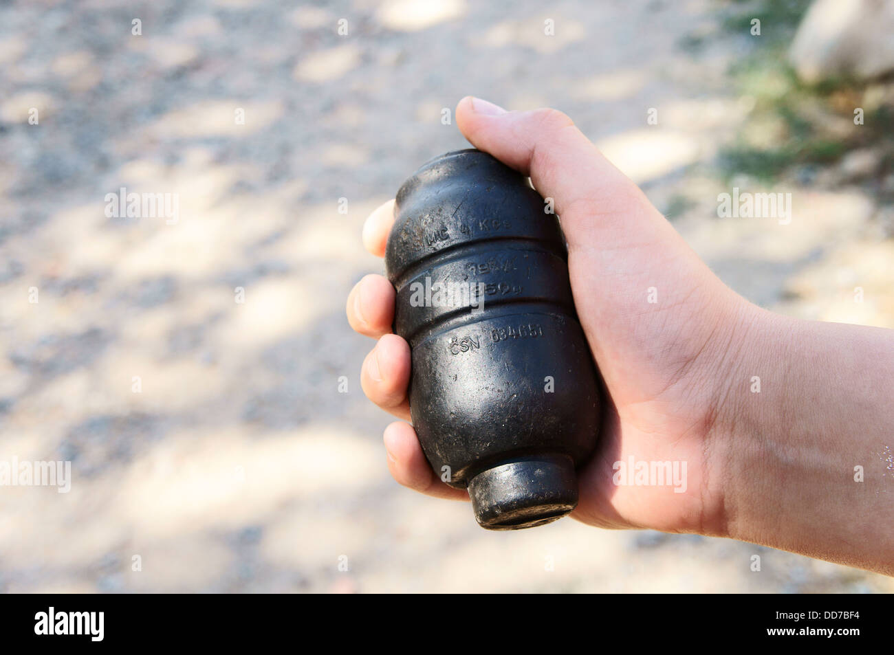 gefälschte Kautschuk Granate, Waffe, Jüngling, Jugendlicher Stockfoto