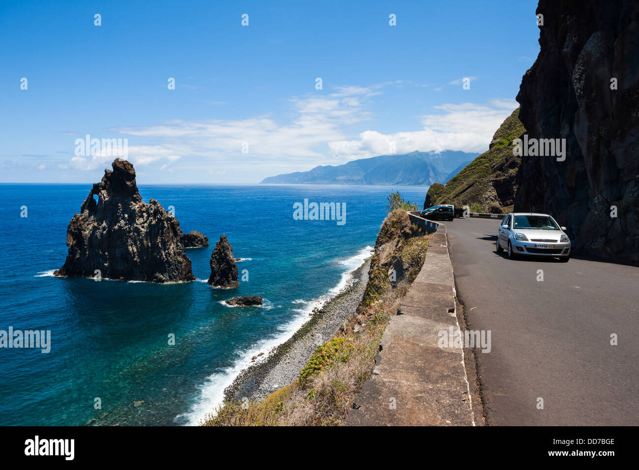 Portugal, Madeira, Ansicht von Felsformationen Ilheus da Rippe auf Klippen von Ribeira da Janela Stockfoto