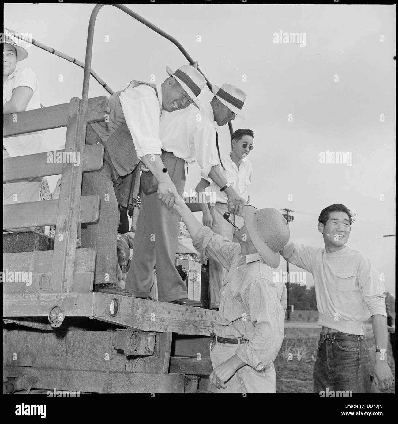 Dieses Foto zeigt die Schließung des Jerome Relocation Center in Denson, Arkansas, wo japanisch-amerikanische Evakuierte während des Zweiten Weltkriegs untergebracht waren. Stockfoto