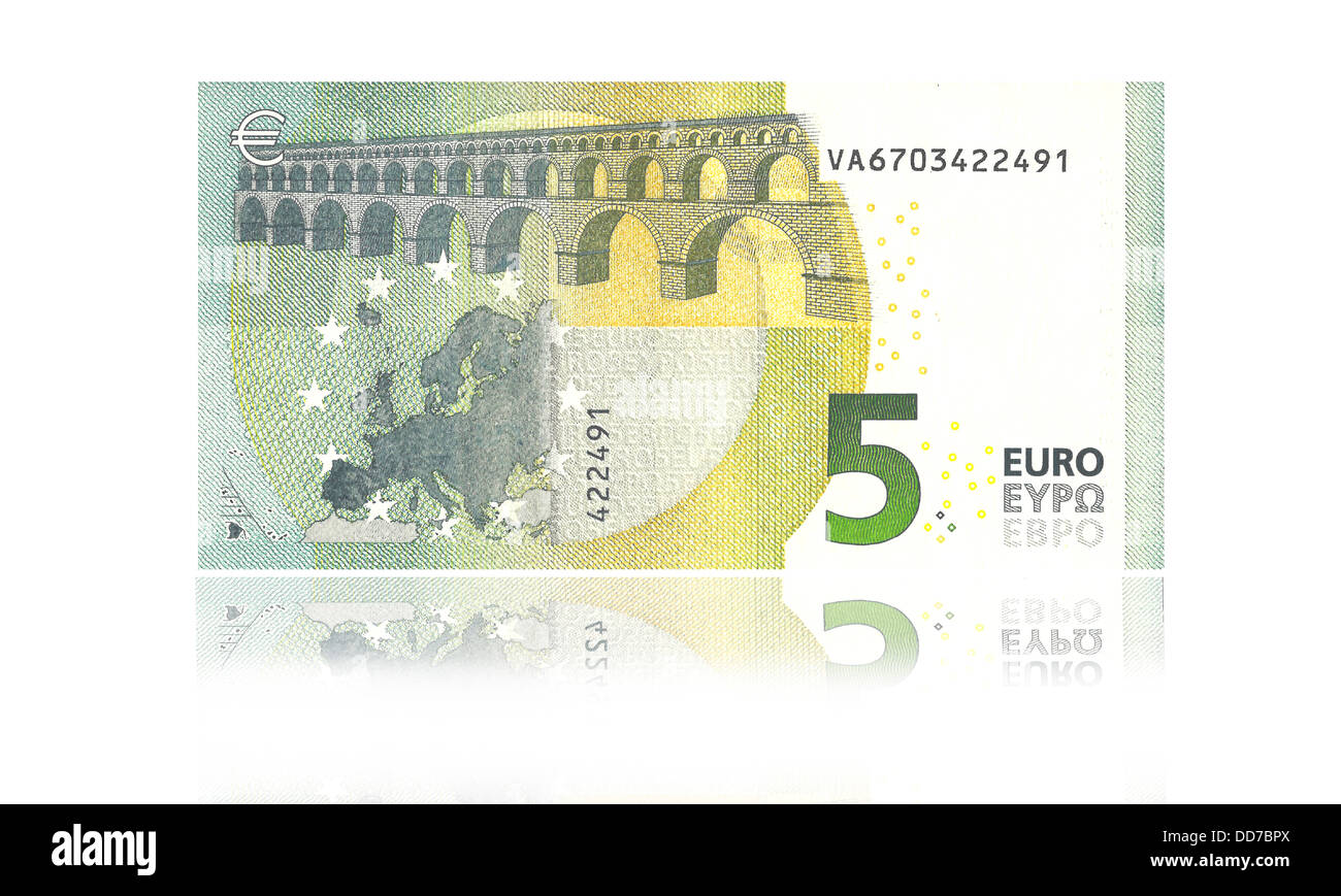 Neue 5 Euro-Banknote vor weißem Hintergrund, Nahaufnahme Stockfoto