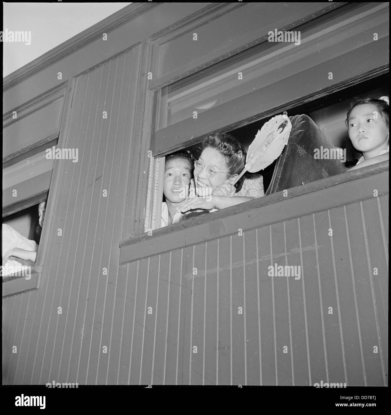 Die Schließung des Jerome Relocation Center in Denson, Arkansas, mit vielen Fans auf dem Foto, die das Ende des Internierungslagers und seine schwierigen Bedingungen zeigen. Stockfoto