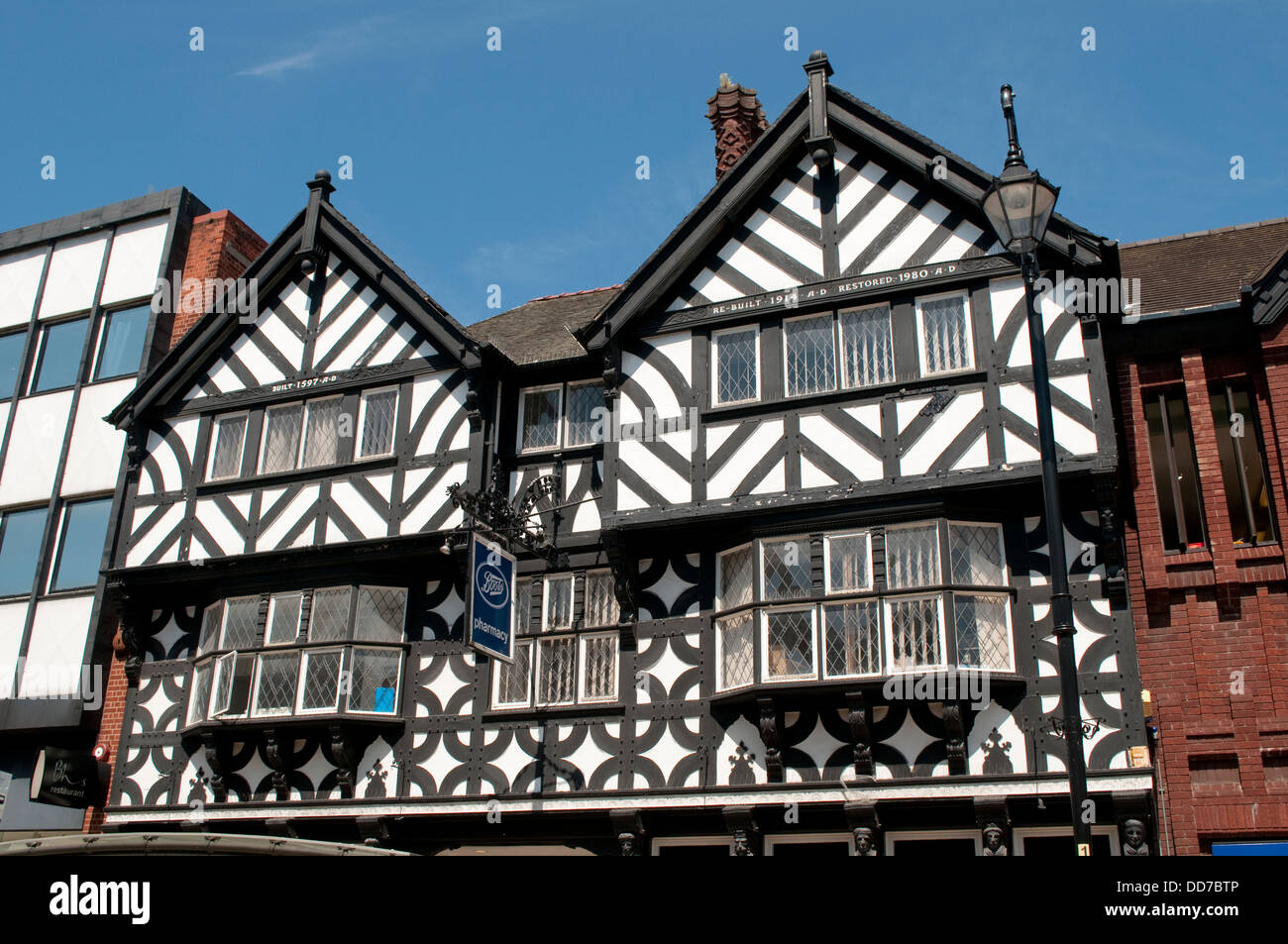 Stiefel shop, Mock Tudor Architektur, Foregate Street, Chester, Cheshire, UK Stockfoto