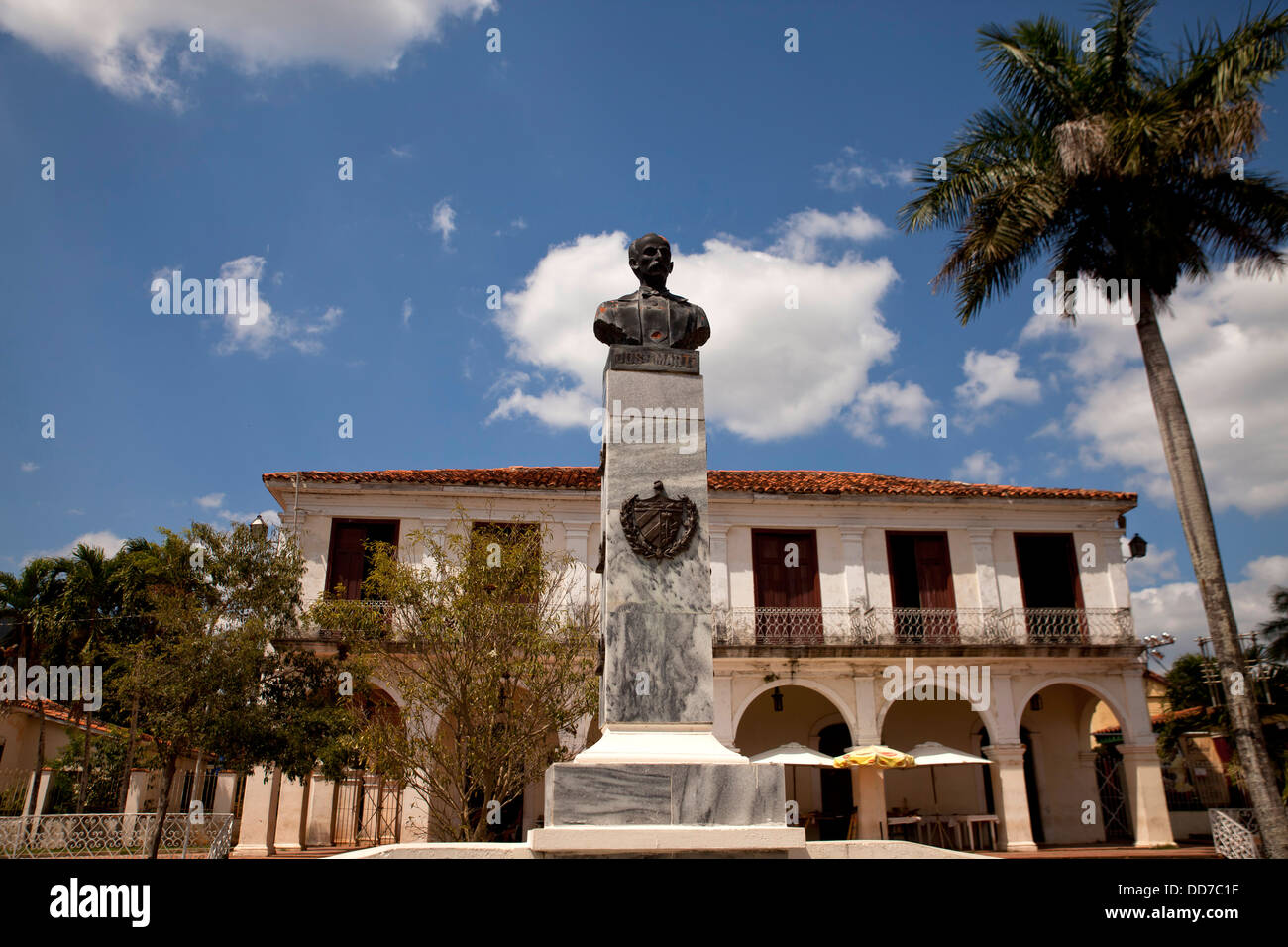 Statue von Jose Marti und Casa de Cultura in Vinales, Vinales Tal, Pinar Del Rio, Kuba, Karibik Stockfoto