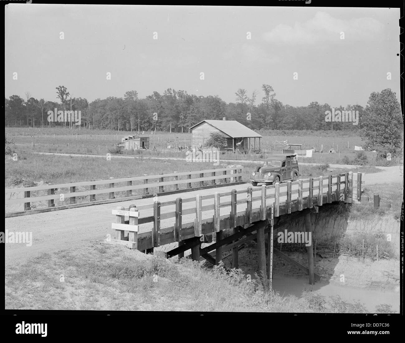 Das Jerome Relocation Center in Denson, Arkansas, wird geschlossen. Evakuierte bauen während ihrer Zeit eine der Brücken im Zentrum. Stockfoto