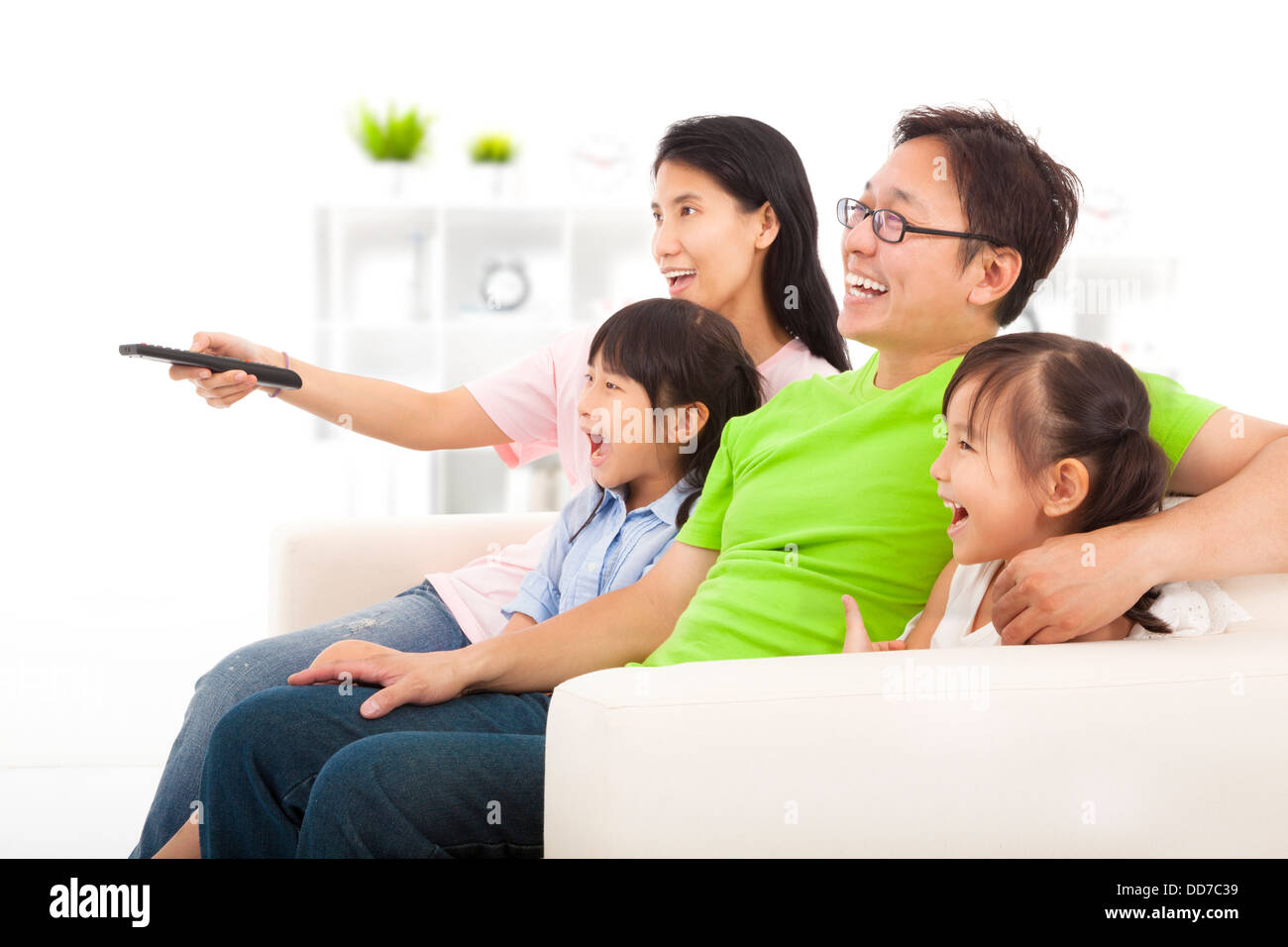 glückliche Familie vor dem Fernseher Stockfoto