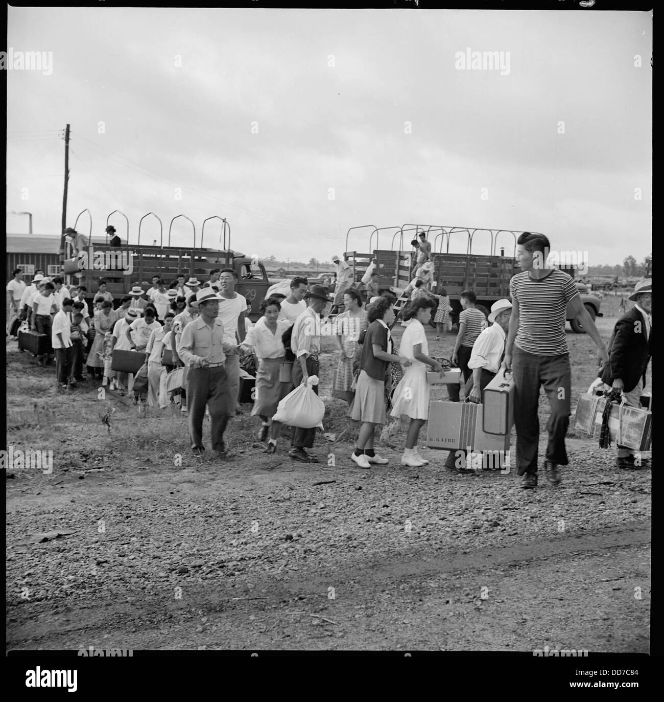 Dieses Bild zeigt die Schließung des Jerome Relocation Center in Denson, Arkansas, mit Passagieren, die während des Zweiten Weltkriegs in den Gila River-Zug einsteigen Stockfoto