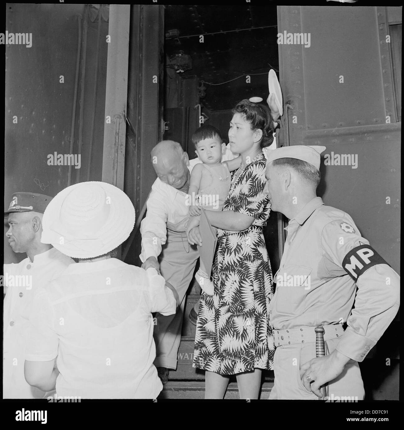 Die Schließung des Jerome Relocation Center in Denson, Arkansas, mit Pullman Passagieren, darunter Mutter und Kind, markiert ein historisches Ereignis während des Zweiten Weltkriegs Stockfoto
