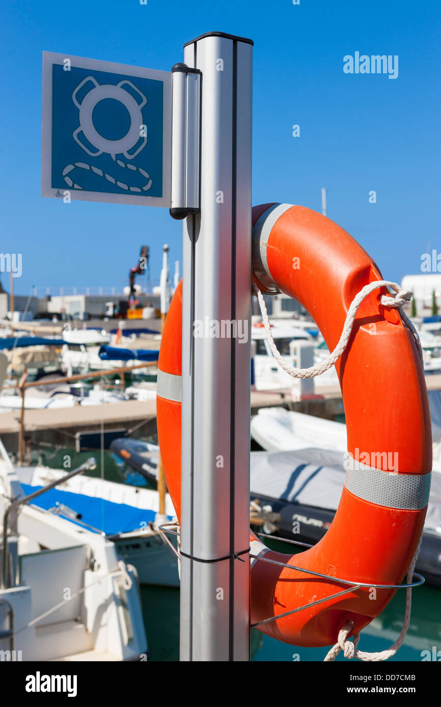 Spanien, Mallorca, Blick auf Rettungsring im Port Adriano Stockfoto