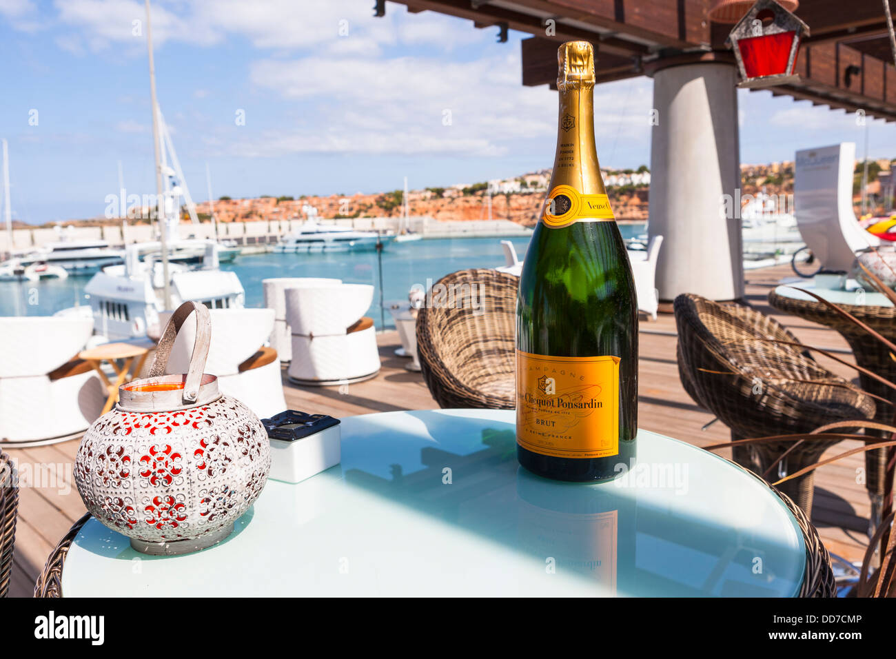 Spanien, Mallorca, Champagner im Luxus Yachthafen von Port Adriano Stockfoto