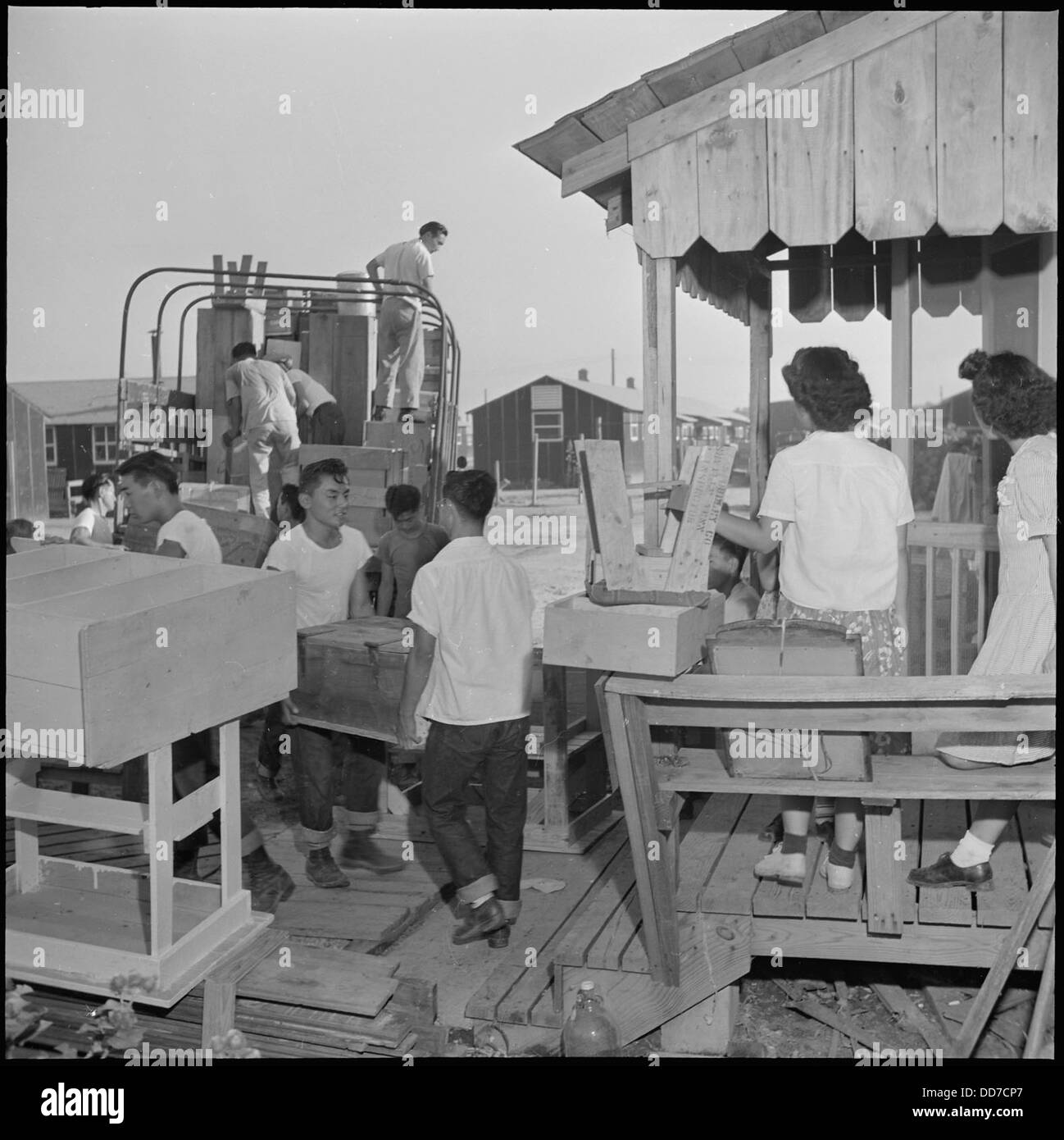 Ein Foto, das die Schließung des Jerome Relocation Center in Denson, Arkansas, mit einer Szene der Straßen und der Abreise von Evakuierten zeigt, markiert das Ende des Internierungszentrums. Stockfoto