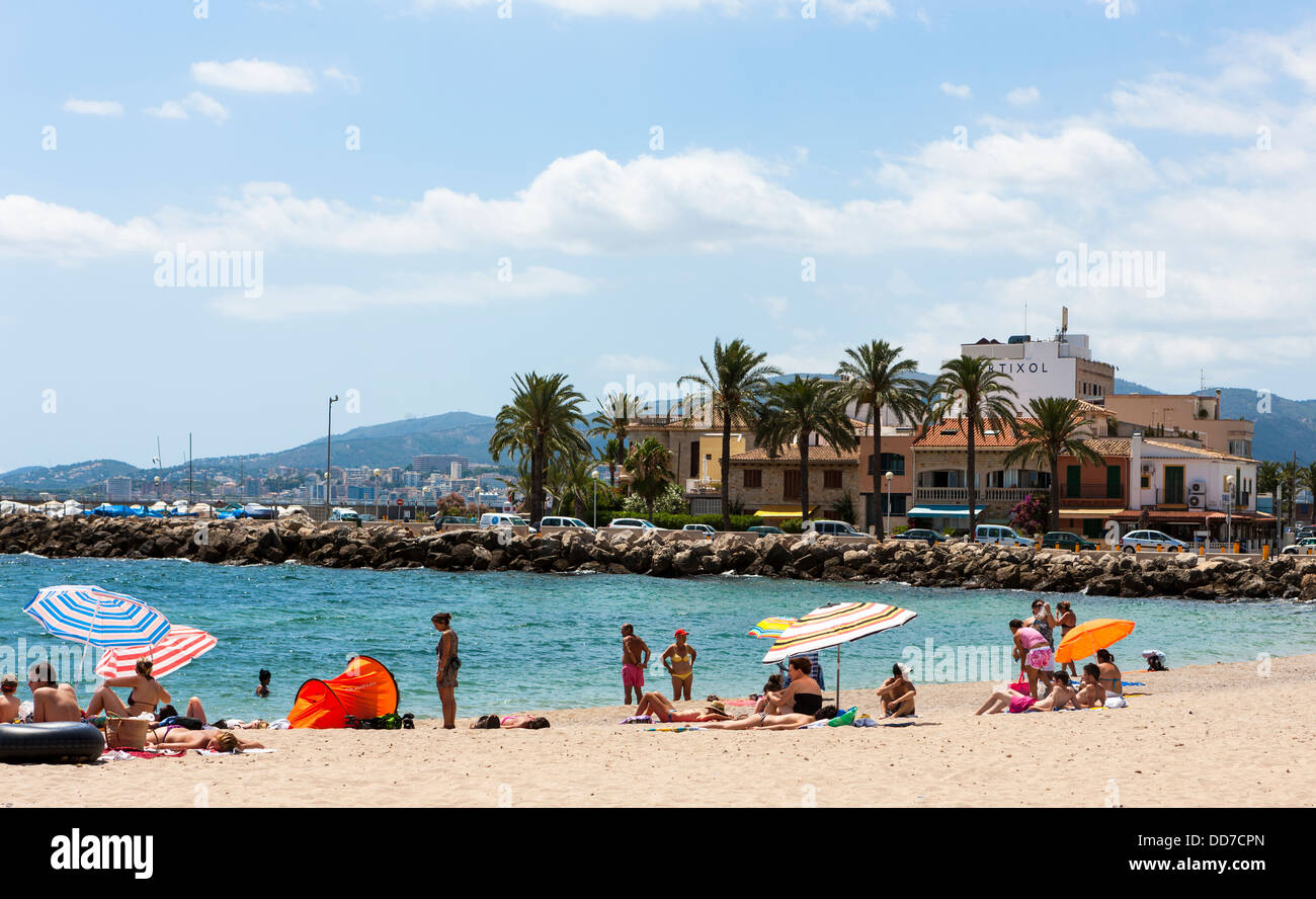 Spanien, Mallorca, Ansicht von Menschen am Strand von Portixol Stockfoto