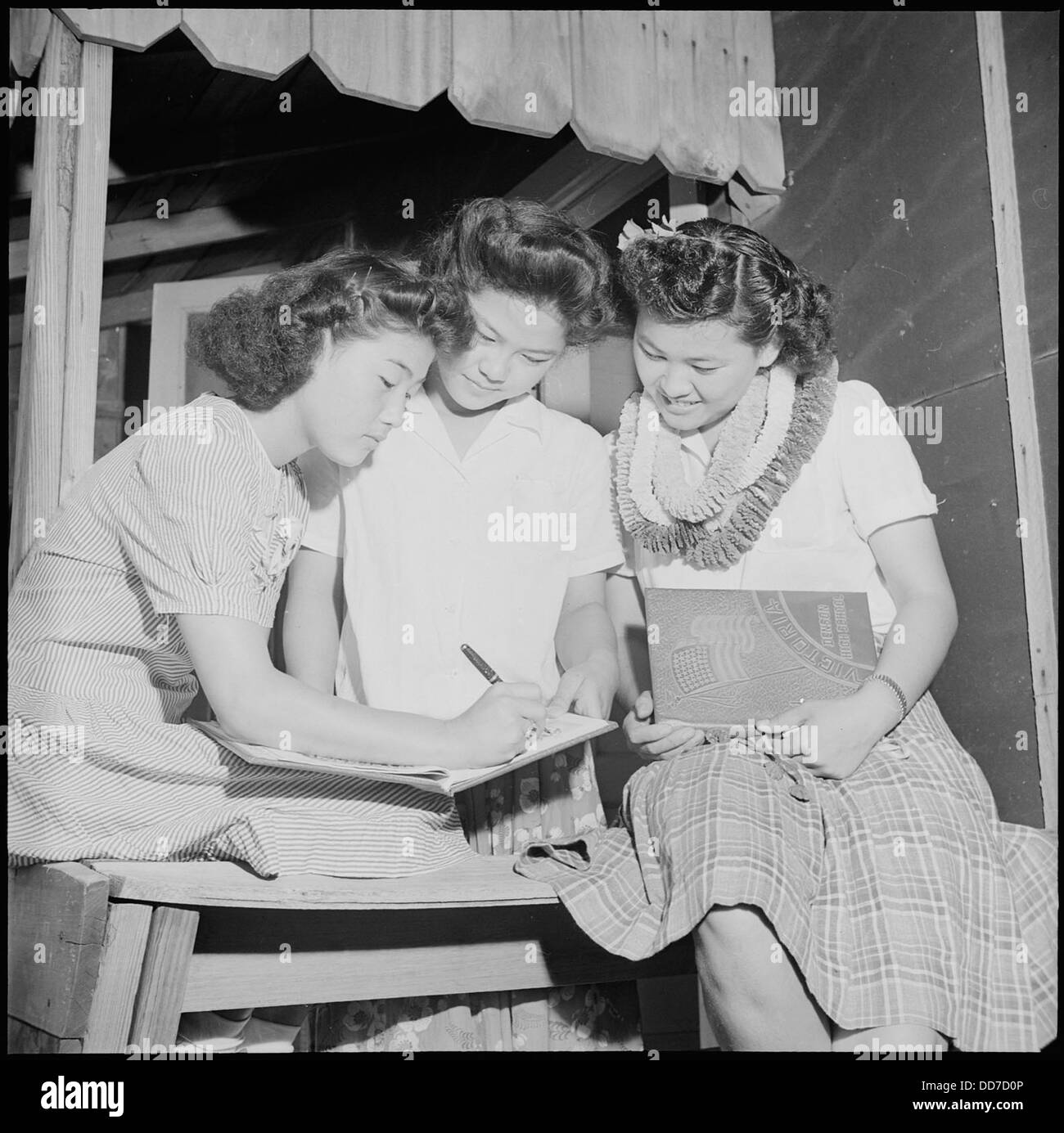 Drei Schüler der Denson High School werden gesehen, als das Jerome Relocation Center in Arkansas geschlossen wird. Dieses Zentrum war eines der Internierungslager für japanische Amerikaner während des Zweiten Weltkriegs. Stockfoto