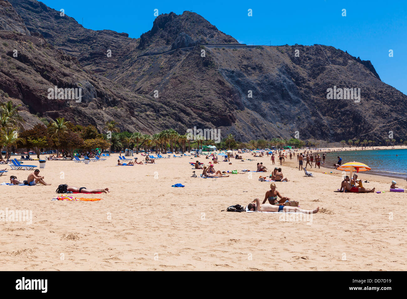 Spanien, Menschen, die am Playa de Las Teresitas Strand entspannen Stockfoto