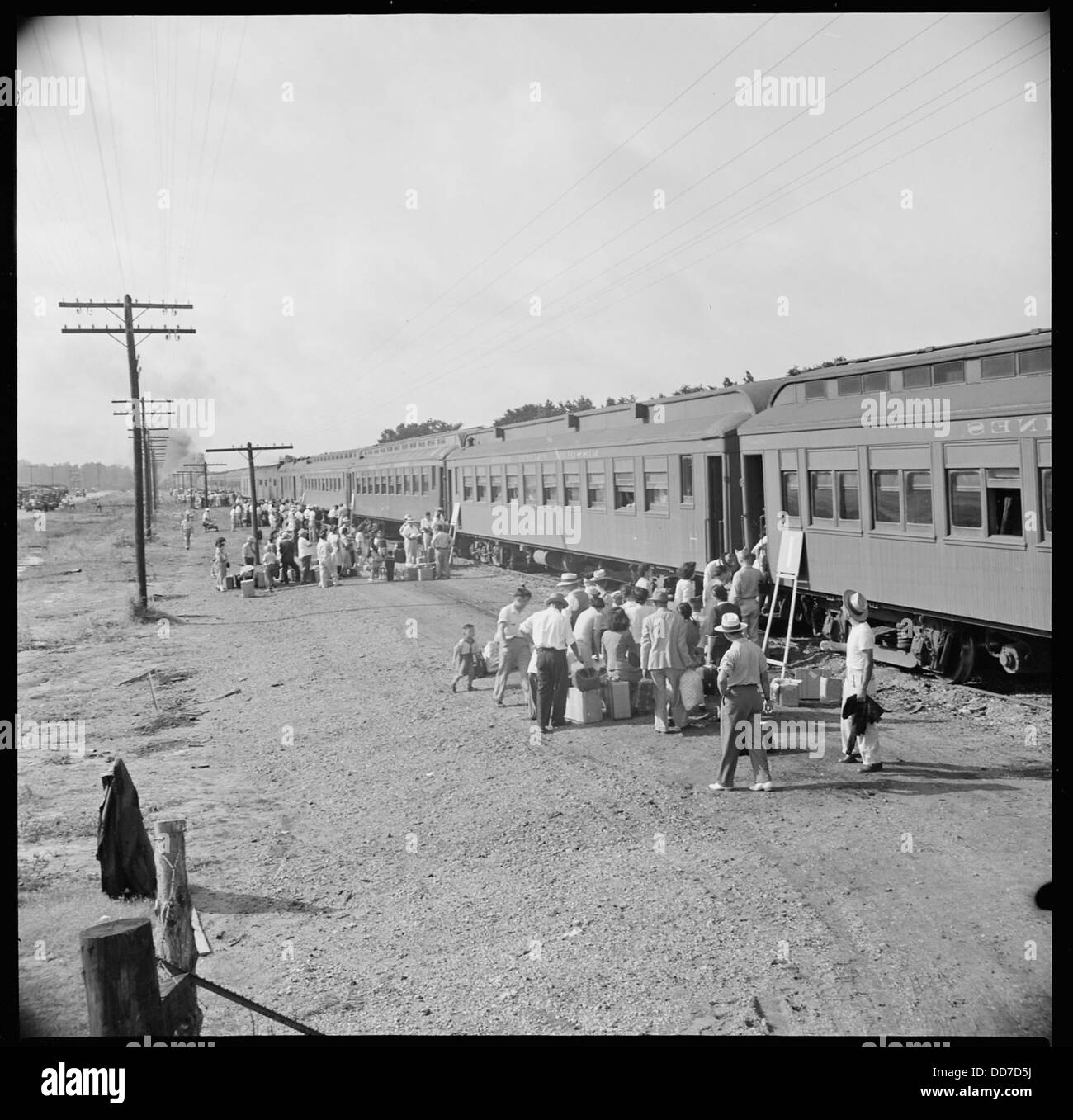 Das Jerome Relocation Center in Denson, Arkansas, wird geschlossen gezeigt, wobei LKWs Evakuierte, hauptsächlich japanische Amerikaner, während des Zweiten Weltkriegs transportierten. Stockfoto
