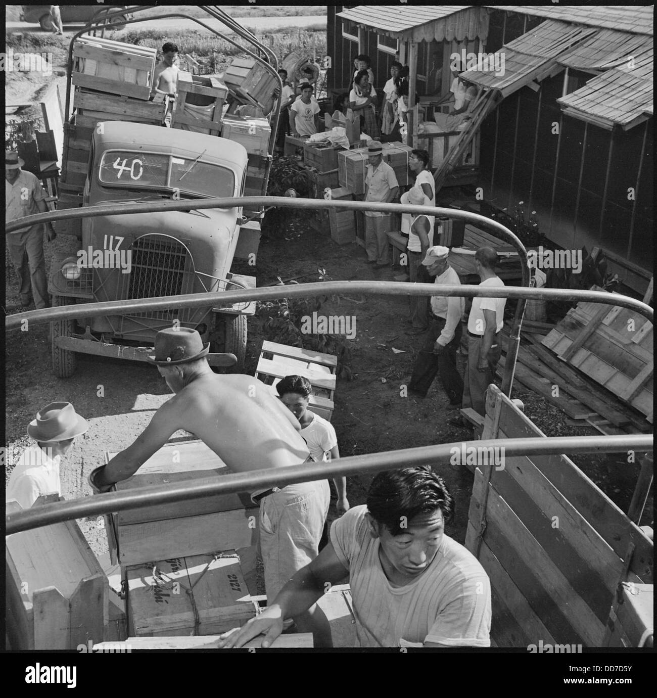 Eine Szene, die die Ladung des Lkws während der Schließung des Jerome Relocation Center in Denson, Arkansas, zeigt, wie der Evakuierungsprozess erfolgt. Stockfoto