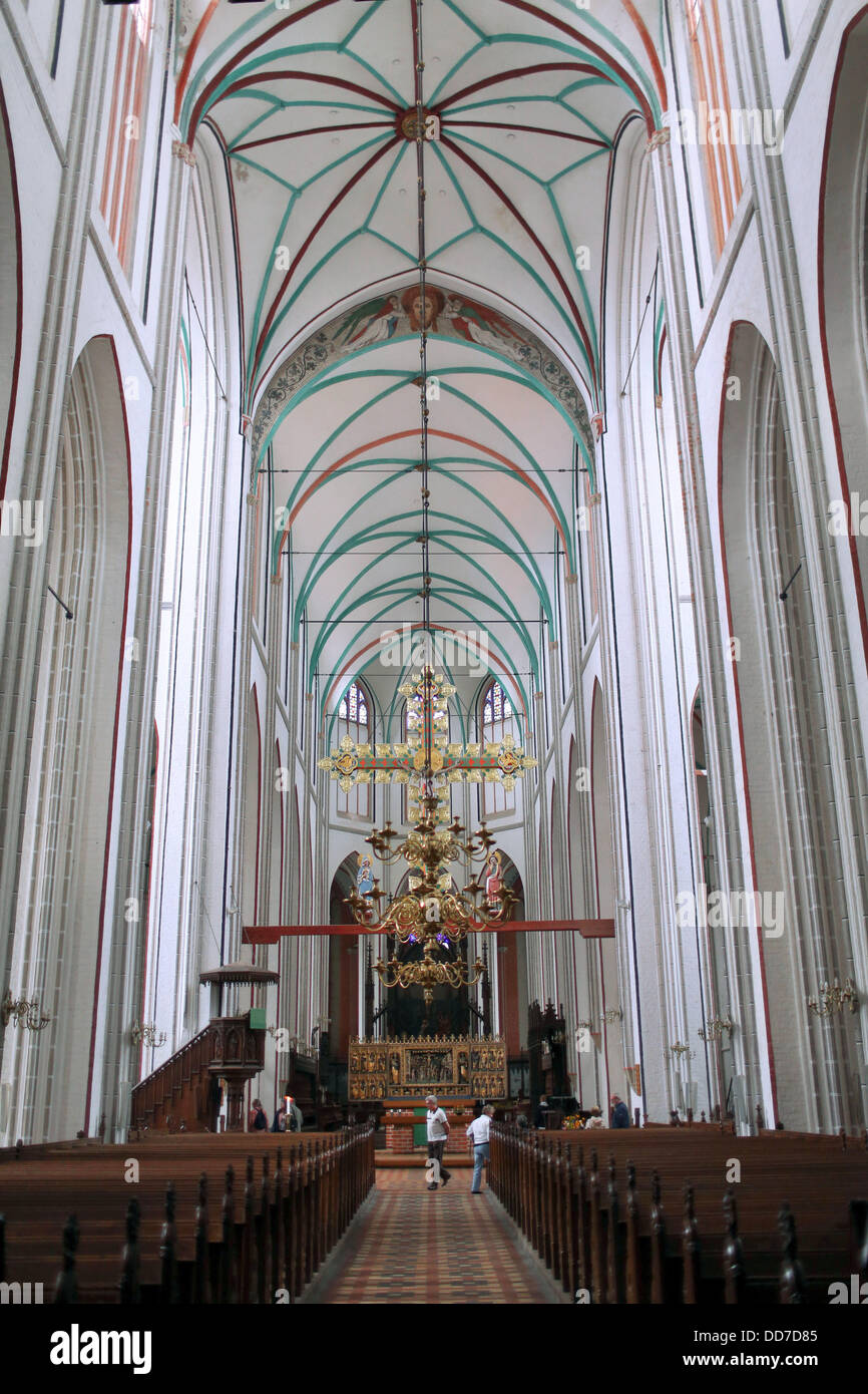 Schwerin, Deutschland. 19. August 2013. Besuchern stehen das Querschiff im Schweriner Dom in Schwerin, Deutschland, 19. August 2013. Am 25. August 2013 ist der erste Staat Bischof von der Nordkirche in Büro mit einem Service eingeweiht. Foto: Jens Büttner/Dpa/Alamy Live News Stockfoto