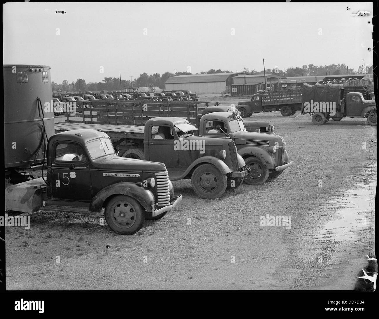 Dieses Foto zeigt den Jerome Motorpool während der Schließung des Jerome Relocation Center in Denson, Arkansas. Das Zentrum war eines der Internierungslager für japanische Amerikaner während des Zweiten Weltkriegs Stockfoto