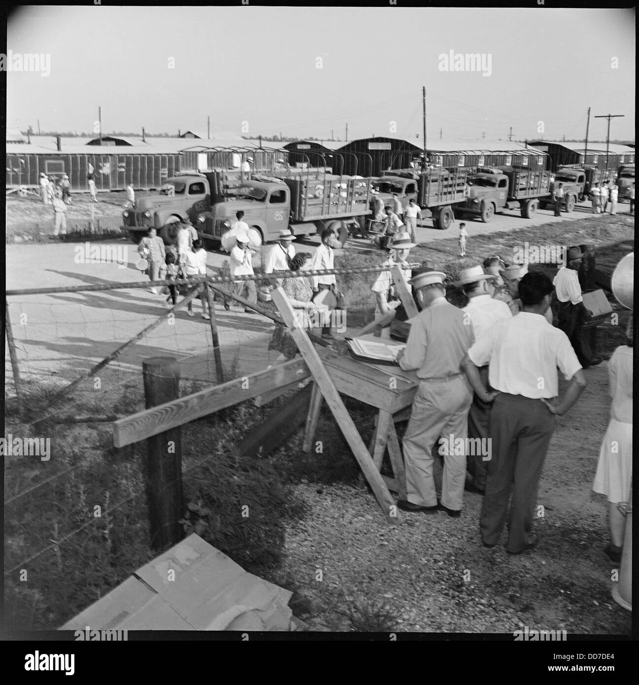 Ein Beamter der war Relocation Authority überwacht die Schließung des Jerome Relocation Center in Denson, Arkansas, als Teil der Internierungsbemühungen der Japaner während des Zweiten Weltkriegs. Stockfoto