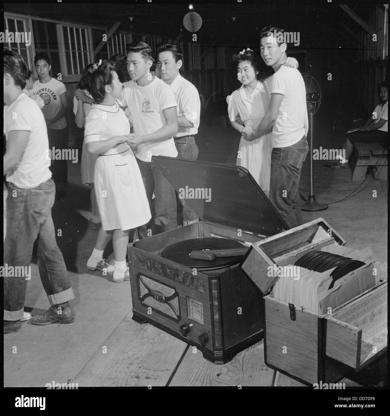 Die Schließung des Jerome Relocation Center in Denson, Arkansas, wurde während eines letzten Tanzes aufgenommen und spiegelt den emotionalen Abschied der Bewohner wider, als das Zentrum geschlossen wurde. Stockfoto