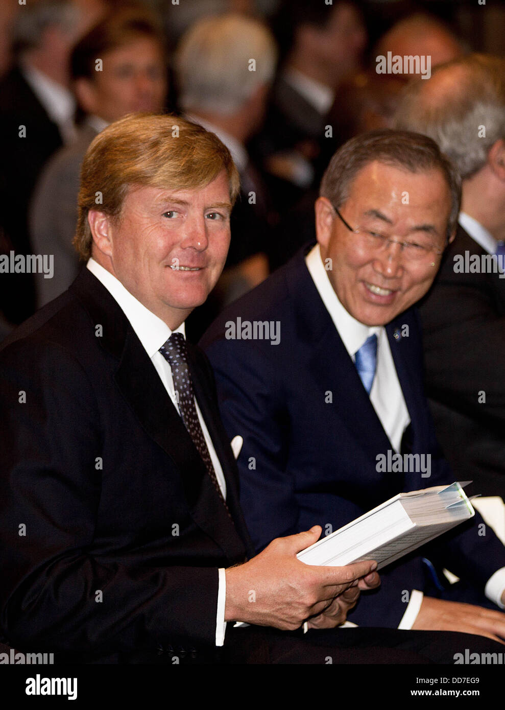 Den Haag, Niederlande. 28. August 2013. Niederländischer König Willem-Alexander und Ban Ki-Moon zu Beginn der Feier des 100. Jahrestages der Friedenspalast in den Haag. Der König erhielt ein Gedenkbuch 28. August 2013. : Bildnachweis Albert Nieboer-RPE: Dpa picture-Alliance/Alamy Live News Stockfoto