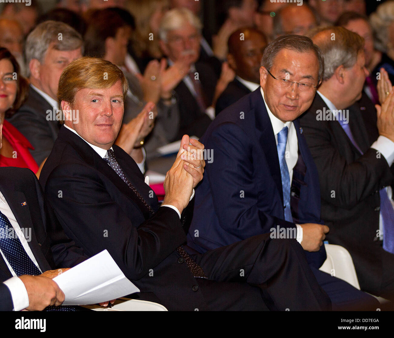 Den Haag, Niederlande. 28. August 2013. Niederländischer König Willem-Alexander und Ban Ki-Moon zu Beginn der Feier des 100. Jahrestages der Friedenspalast in den Haag. Der König erhielt ein Gedenkbuch 28. August 2013. : Bildnachweis Albert Nieboer-RPE: Dpa picture-Alliance/Alamy Live News Stockfoto