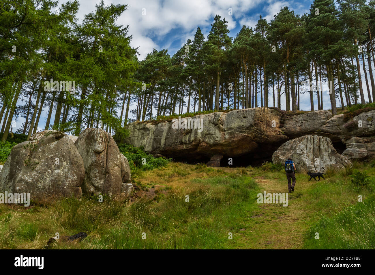 Walker nehmen in der Geschichte der St. Cuthbert Höhle in der Nähe von Belford und heilige Insel Stockfoto