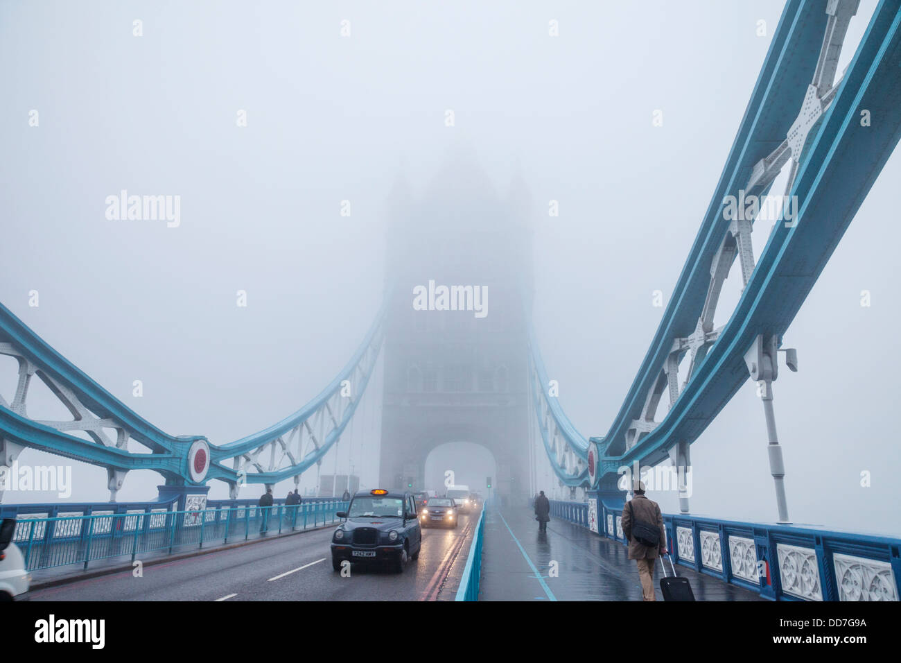 England, London, Southwark, Tower Bridge im Nebel Stockfoto