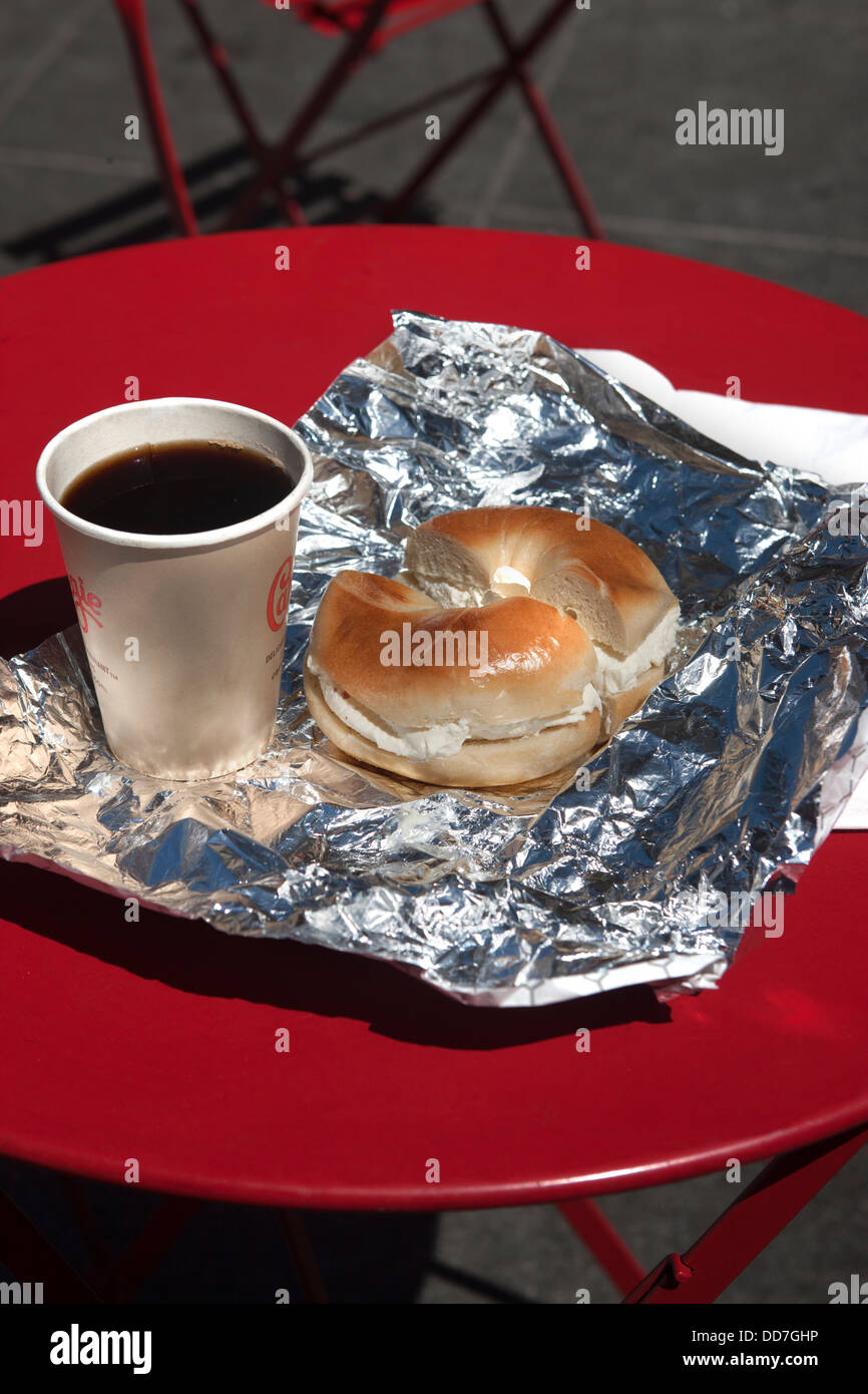 FRISCHKÄSE BAGEL KAFFEE FRÜHSTÜCK ROTEN TISCH TIMES SQUARE MANHATTAN NEW YORK CITY USA Stockfoto