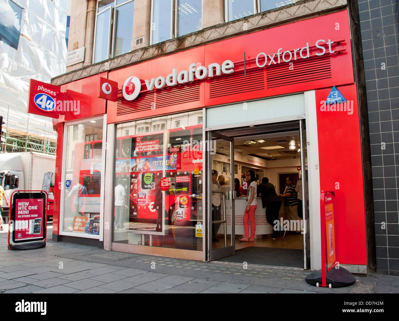 London, UK. 28. August 2013. Der Vodafone Shop in der Oxford Street. Am 29. August startet Vodafone 4G Service für Kunden in London. Das Unternehmen investierte £ 900 Millionen im Netz. Vodafone will roll-out der Service für 12 weitere Städte einschließlich Sheffield, Leeds und Manchester vor Ende 2013. Kunden auf einer SIM-Karte nur 12-Monats-Vertrag werden voraussichtlich £26 pro Monat, £5 mehr als die durchschnittliche 3G-Dienst zu zahlen. Bildnachweis: Pete Maclaine/Alamy Live-Nachrichten Stockfoto