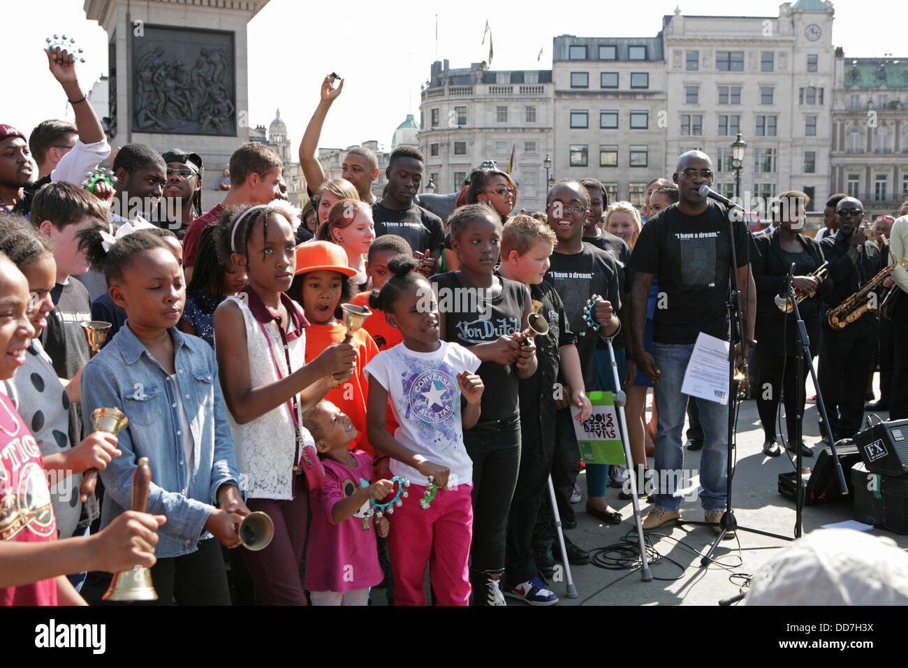 London, UK, 28. August 2013, Kinder vorbereiten für eine Glocke läuten Zeremonie in Trafalagar Platz stattfand, das 50-jährige Jubiläum der Martin Luther Kings berühmte Rede "Ich habe einen Traum Credit: Keith Larby/Alamy Live-Nachrichten Stockfoto