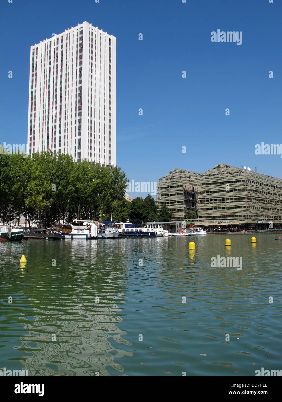 Magasins Generaux, Warenhäusern, das Holiday Inn Hotel, das Restaurant La Criee Bassin De La Villette, canal Saint-Martin, Paris, Frankreich Stockfoto