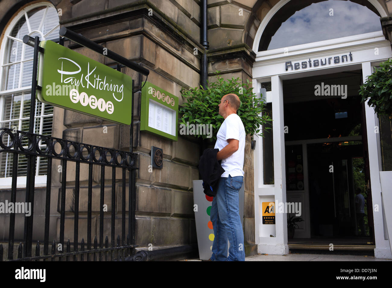 Mann liest das Menü vor dem Edinburgh Paul Kitching Restaurant 21212 Stockfoto