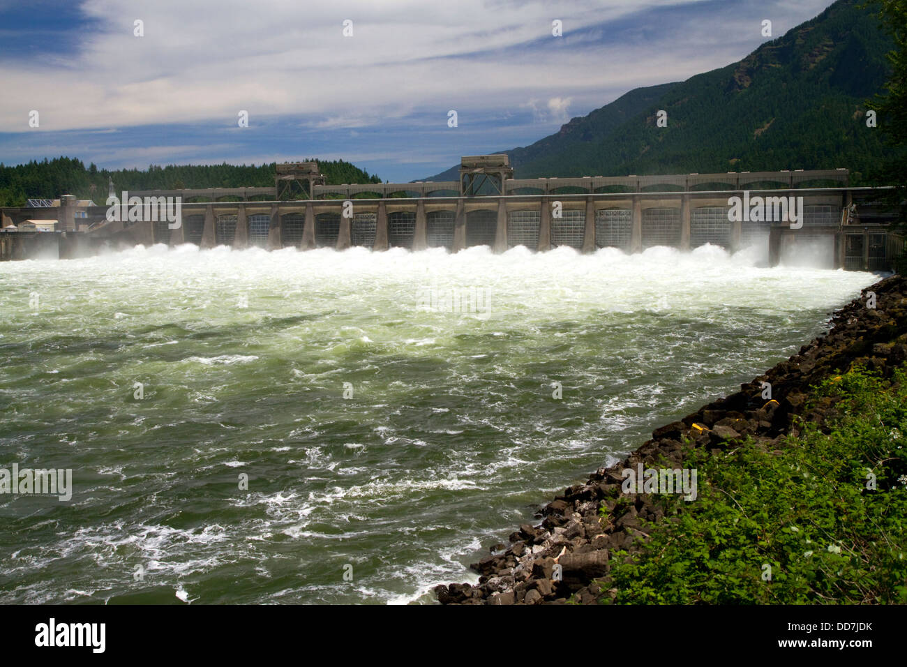 Bonneville Lock und Damm erstreckt sich über den Columbia River zwischen Oregon und Washington, USA. Stockfoto