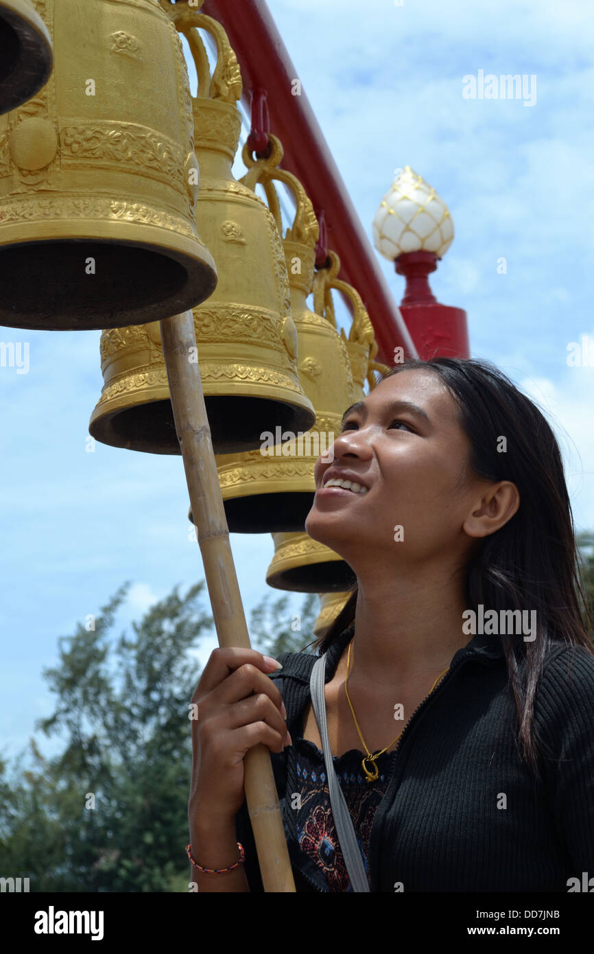 Thai Dame schlagen die Wat-Glocken im chinesischen Tempel - Ban Chang Rayong Stockfoto