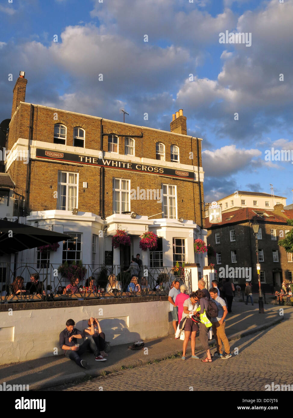 Menschen entspannen von der Themse an einem Sommerabend in der weißes Kreuz Taverne in Richmond, London. Stockfoto