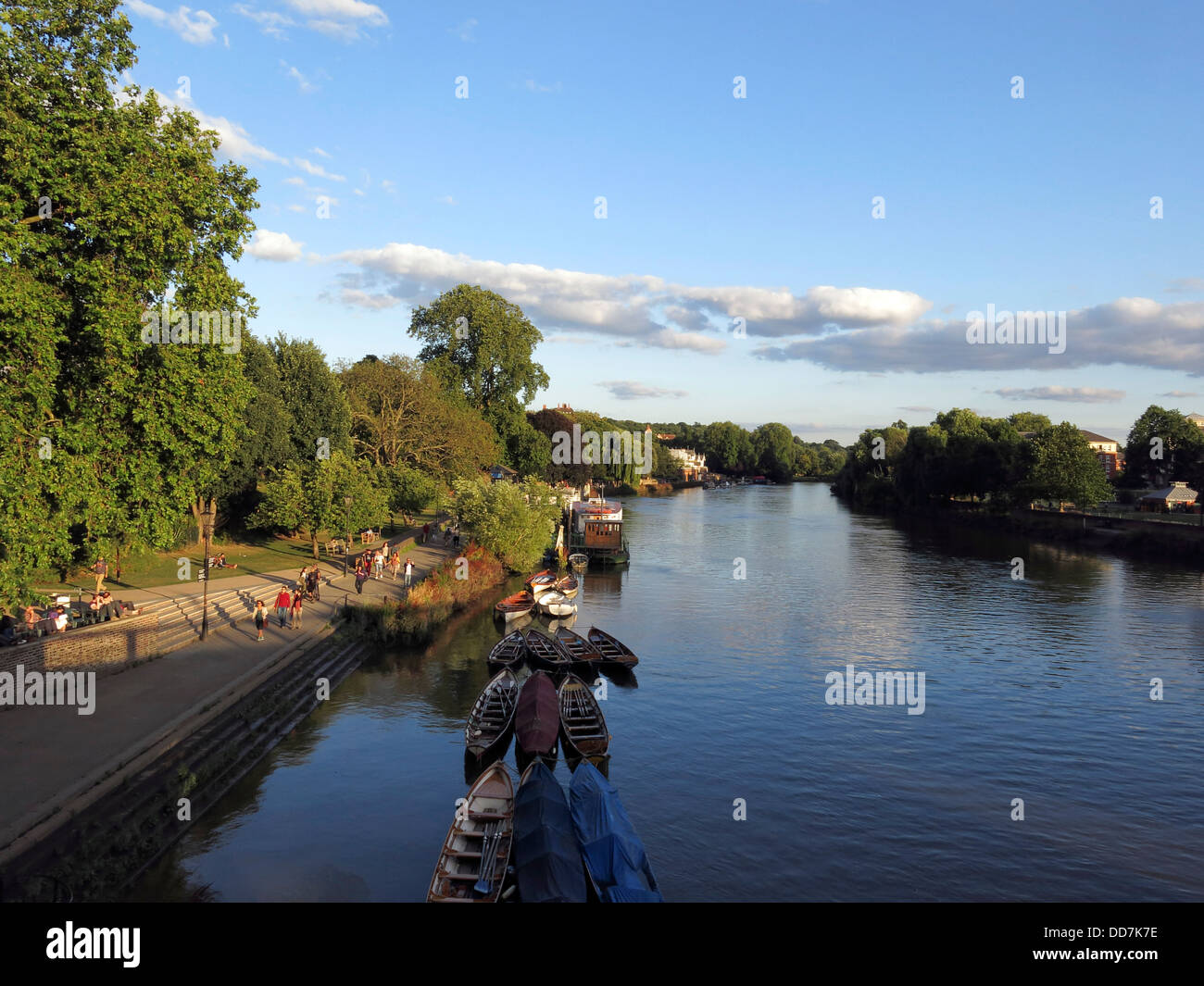 Menschen entspannen von der Themse an einem Sommerabend in Richmond, London. Stockfoto