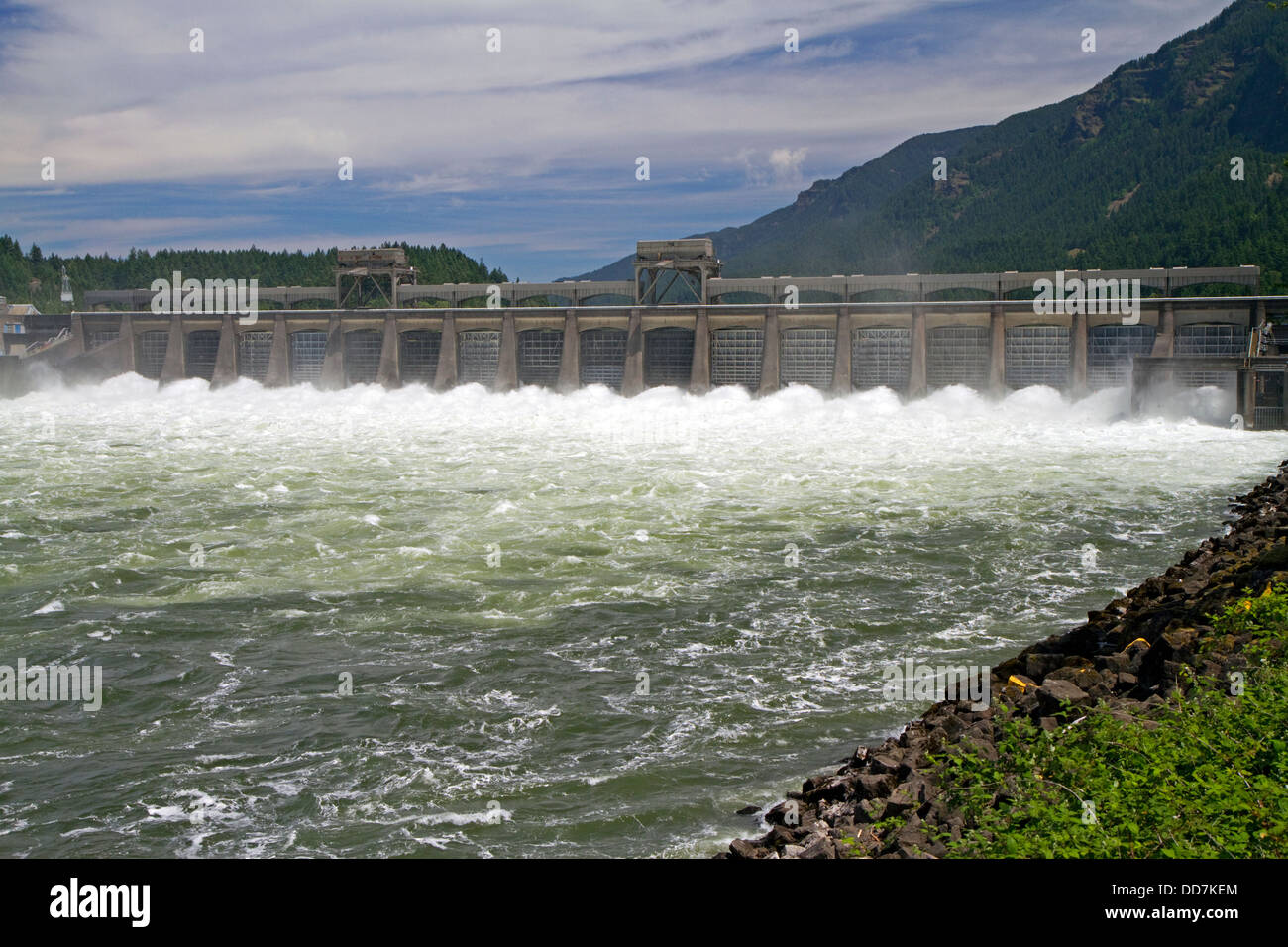Bonneville Lock und Damm erstreckt sich über den Columbia River zwischen Oregon und Washington, USA. Stockfoto