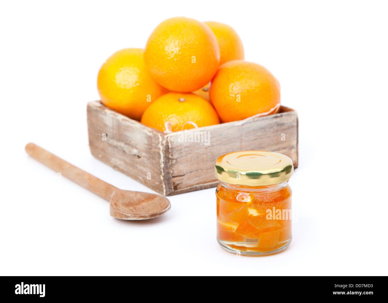 Orangen in Holzkiste mit orange Marmelade im Glas Stockfoto